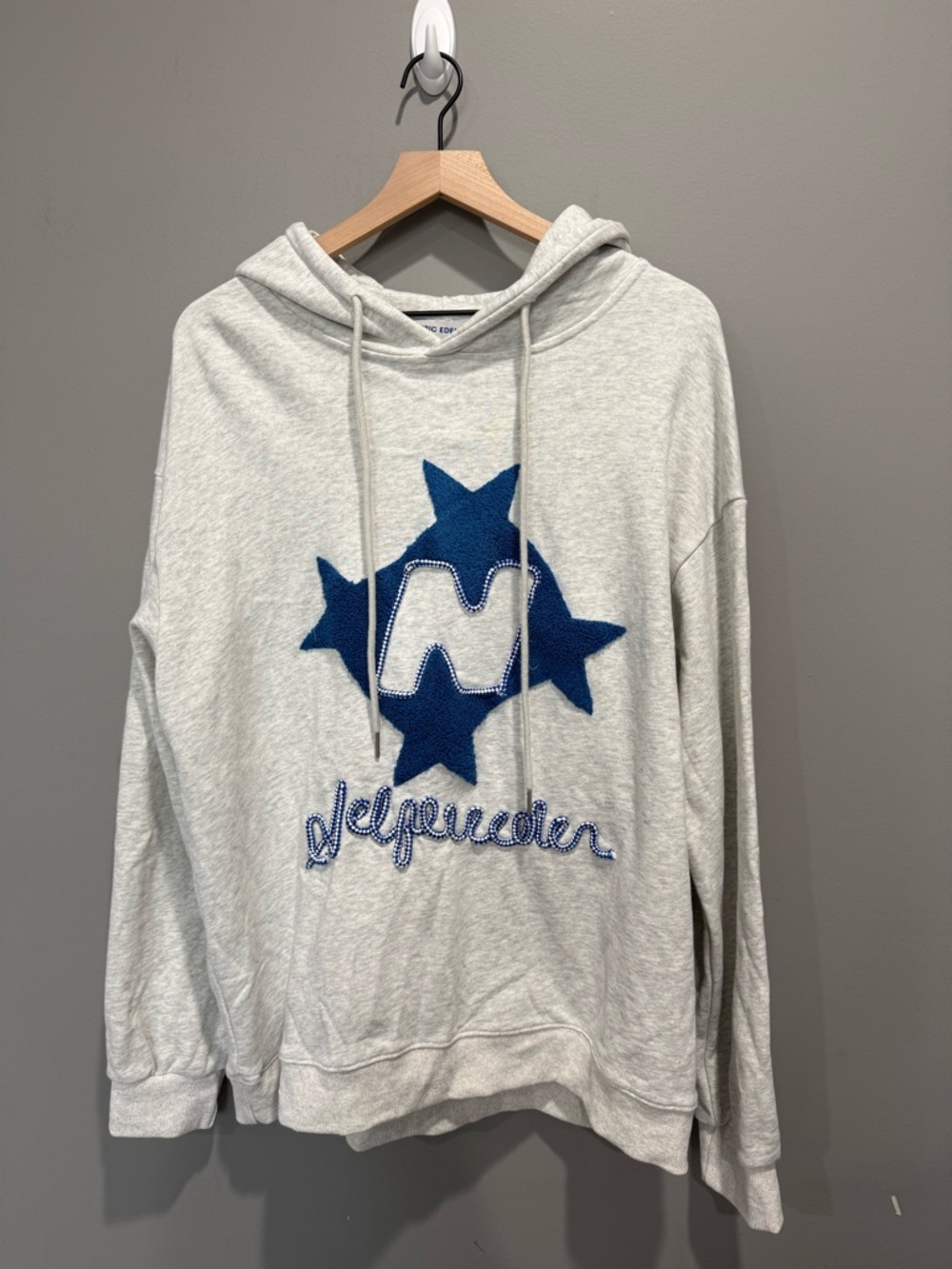 Aelfric Eden Light Gray Crewneck Sweatshirt with Blue Star Graphic